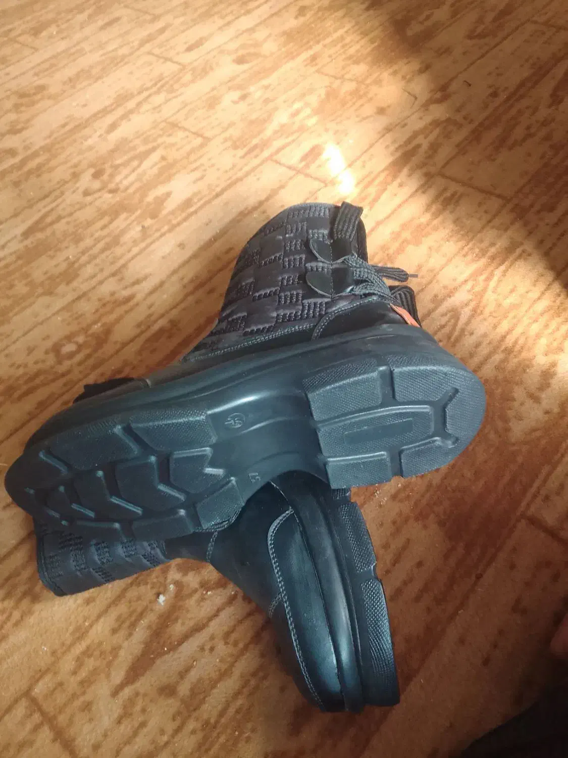 یک جفت کفش نیم بوت|کیف، کفش، کمربند|تربت جام, میان جام|دیوار