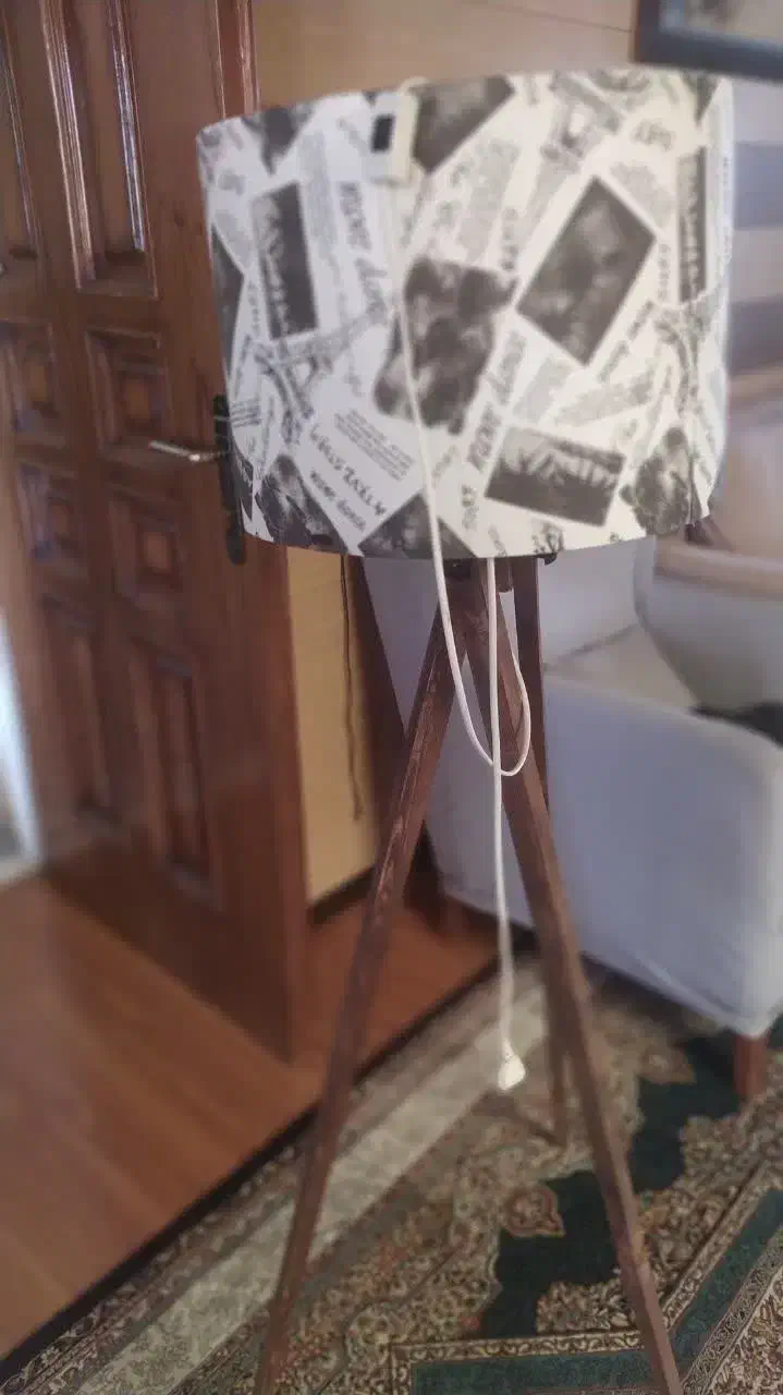 آباژور چوبی پایه بلند سالم وشیک|چراغ خواب و آباژور|ملایر, |دیوار