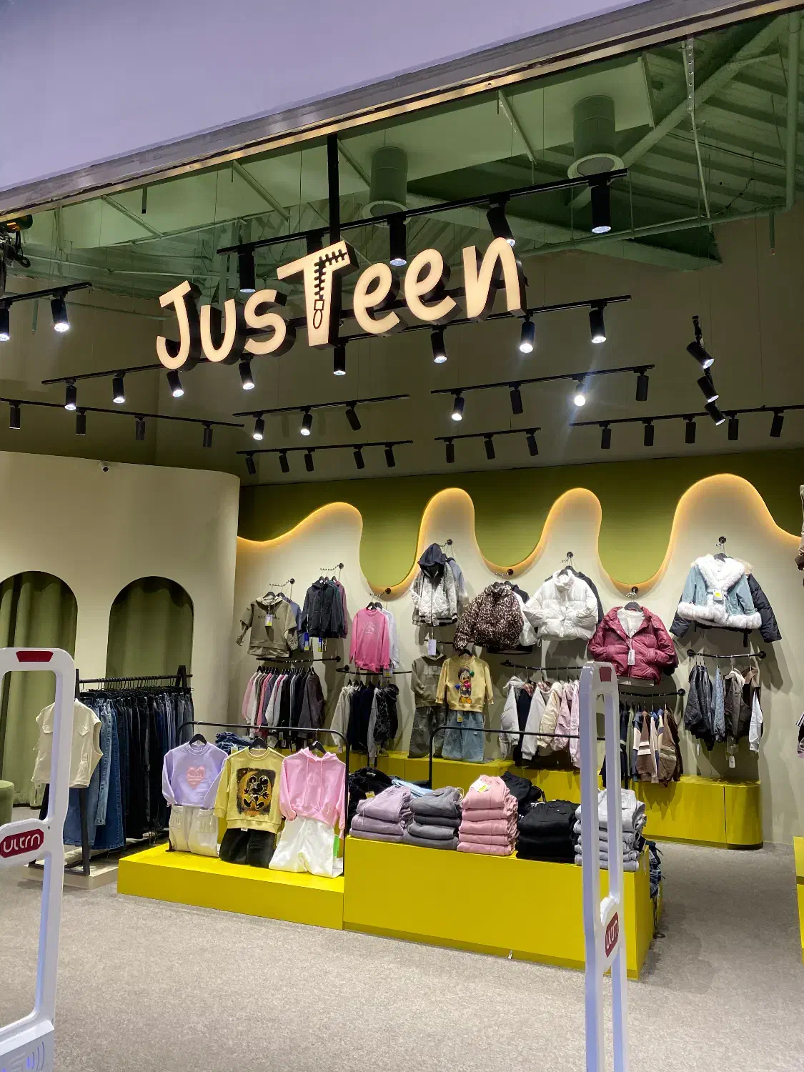 فروشنده خانم یا آقا با سابقه کار در پوشاک|استخدام بازاریابی و فروش|تهران, پونک|دیوار