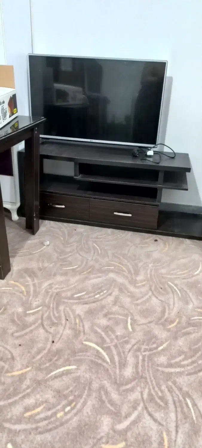 تلویزیون الجی مدل ۴۳ با زیر تلویزون|تلویزیون و پروژکتور|ویلکیج, |دیوار