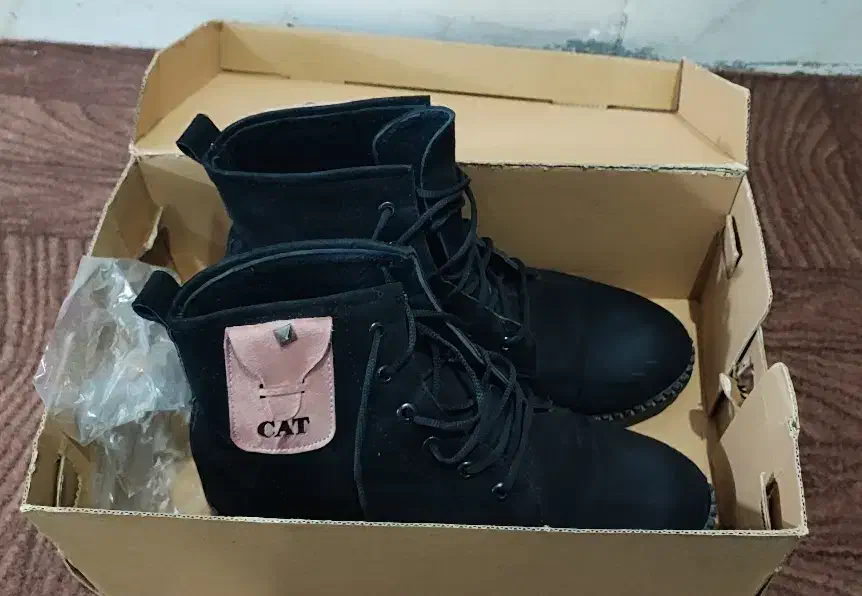 نیم بوت نو|کیف، کفش، کمربند|شیراز, کوشک میدان|دیوار