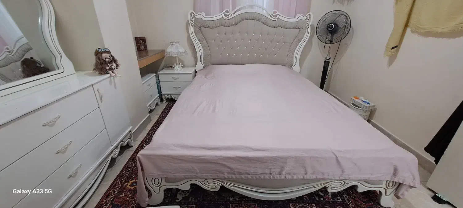 تخت و کمد و پاتختی کنار تخت|تخت و سرویس خواب|شهریار, شهریار|دیوار