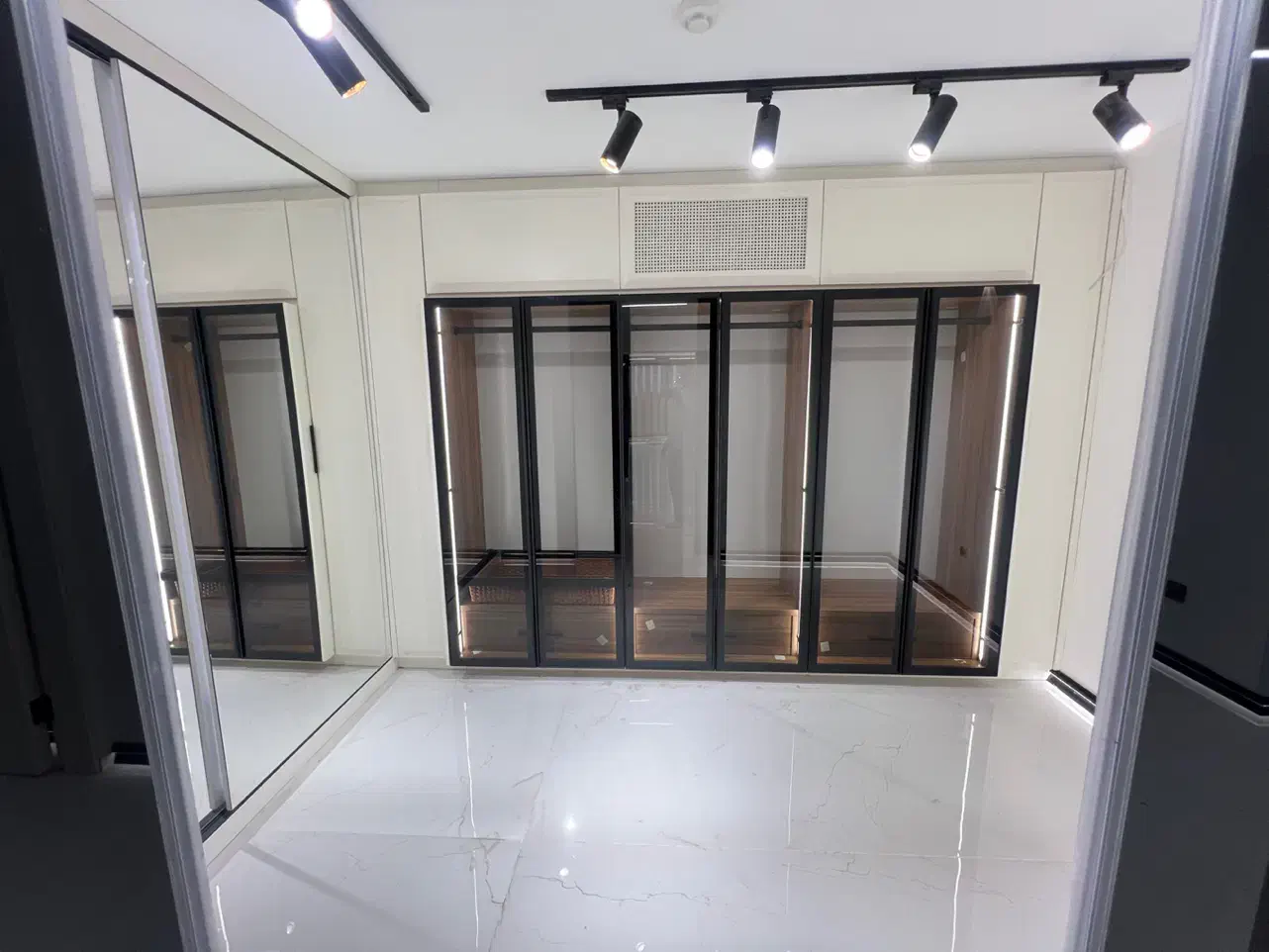 اپارتمان محتشم تک واحد سه پارکینگ|فروش آپارتمان|اصفهان, جلفا|دیوار