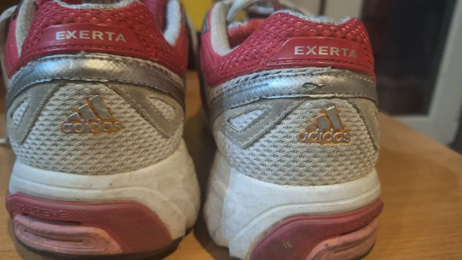 کتانی آدیداس (اصل). دخترانه|کیف، کفش، کمربند|تهران, آسمان|دیوار