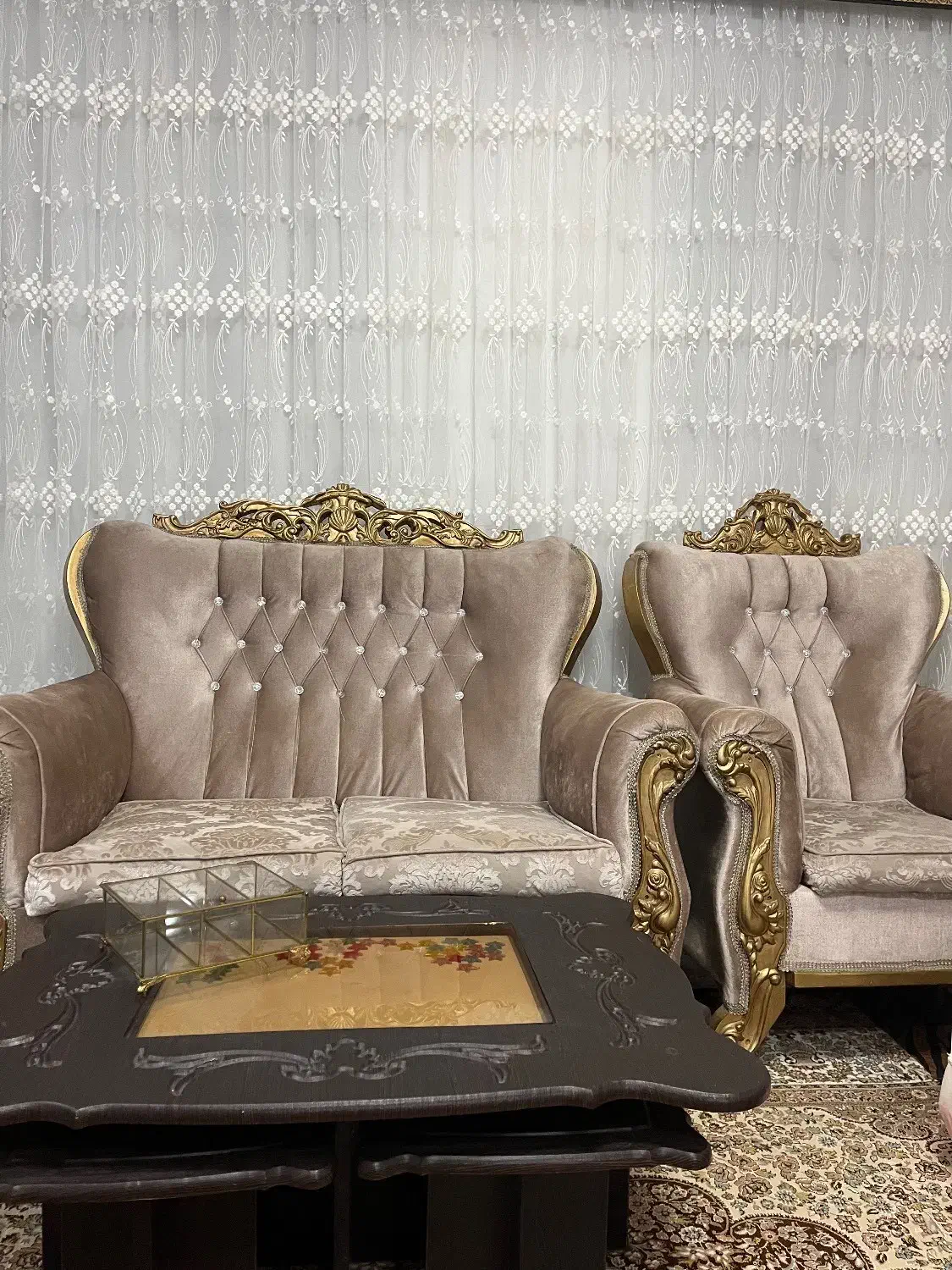 مبل 7نفره سلطنتی همراه میزعسلی و جلومبلی|مبلمان خانگی و میز عسلی|بندر انزلی, پردیس|دیوار