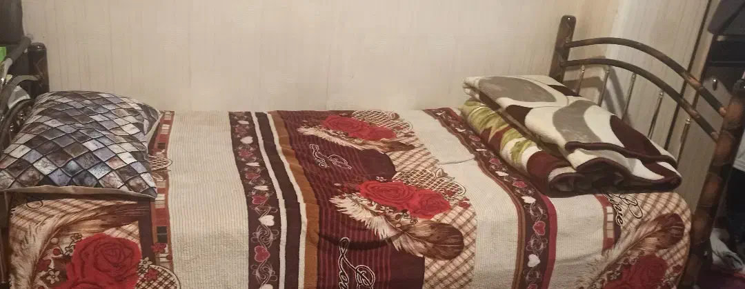تخت خواب تکنفره فلزی سالم وتمیز|تخت و سرویس خواب|اصفهان, ناژوان|دیوار