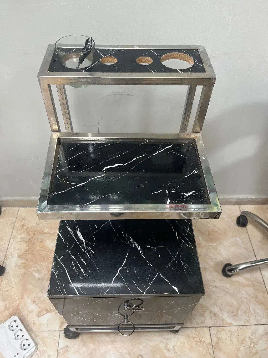 ترولی ۳طبقه ۲عدد کشو داره|آرایشگاه و سالن‌های زیبایی|ساری, |دیوار