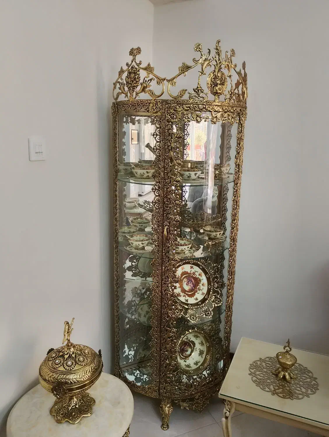 بوفه برنجی سنگین و خوش نقش|بوفه، ویترین، کنسول|کرج, ساماندهی|دیوار