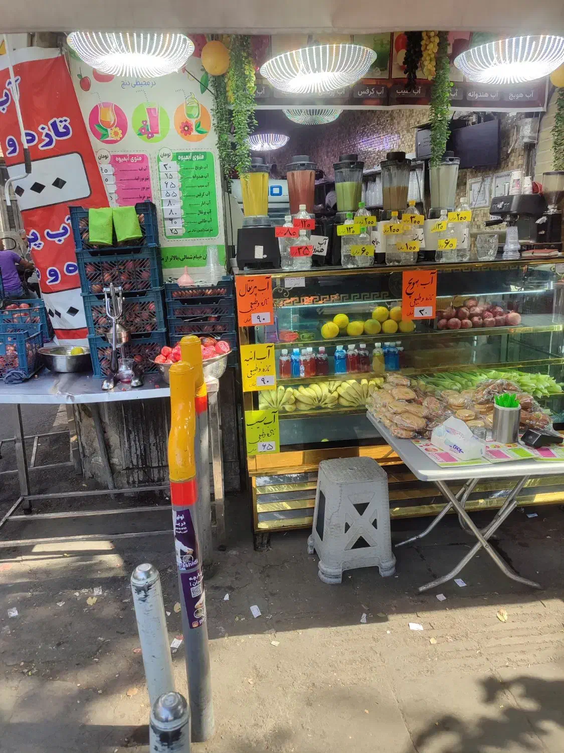 آبمیوه زن حرفه ای و کارگر ساده نیازمندیم|استخدام خدمات فروشگاه و رستوران|تهران, بازار|دیوار