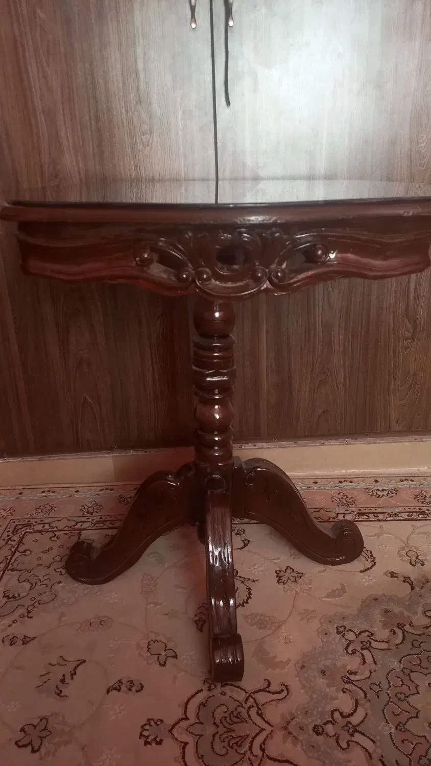 میز چوبی منبت پایه بلند مناسب گرام ،آباژور...|مبلمان خانگی و میز عسلی|ملایر, |دیوار