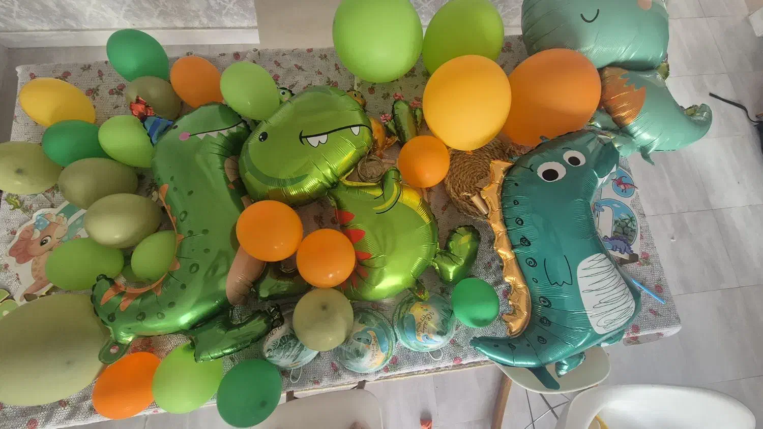 تم تولد دایناسور|اسباب‌‌بازی|بندر انزلی, گمرک|دیوار