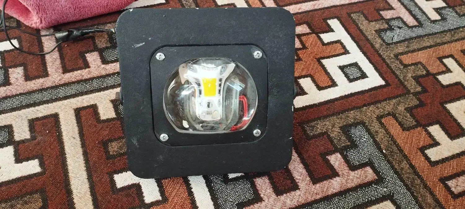 پرژکتور.|لامپ و چراغ|گلبهار, شهر جدید گلبهار|دیوار