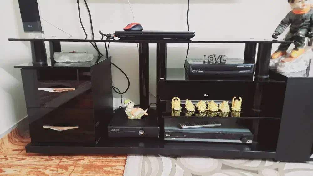 میز تی وی|میز تلویزیون|تهران, آبشار تهران (دریاچه)|دیوار