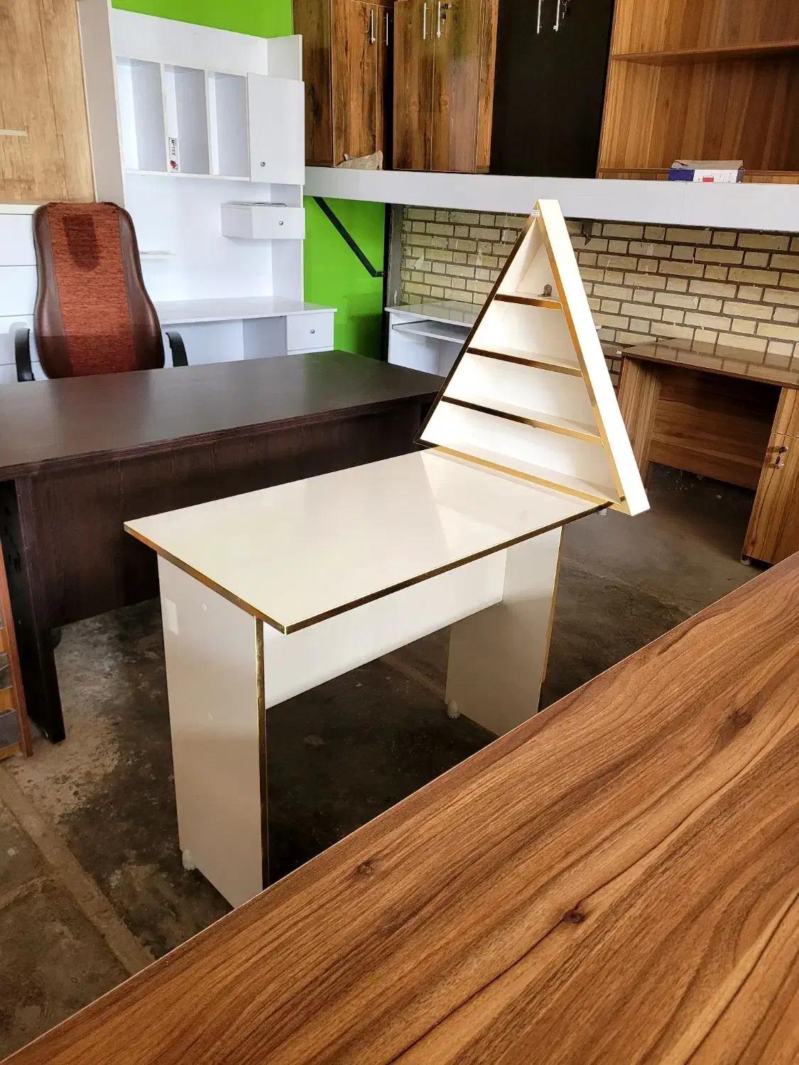 میز ناخن کار|آرایشگاه و سالن‌های زیبایی|اردبیل, |دیوار