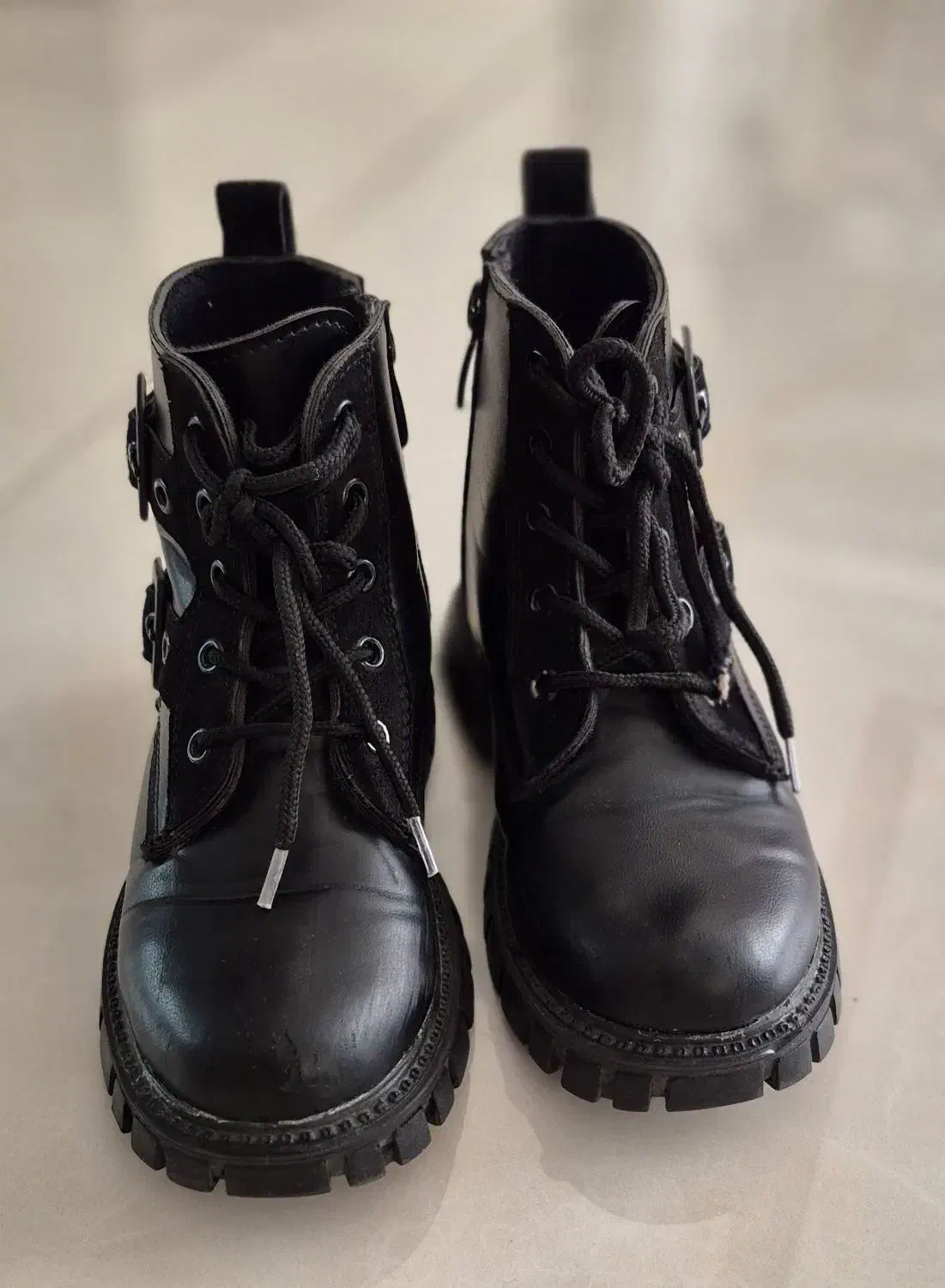 بوت دخترانه|کیف، کفش، کمربند|اصفهان, باغ زیار|دیوار