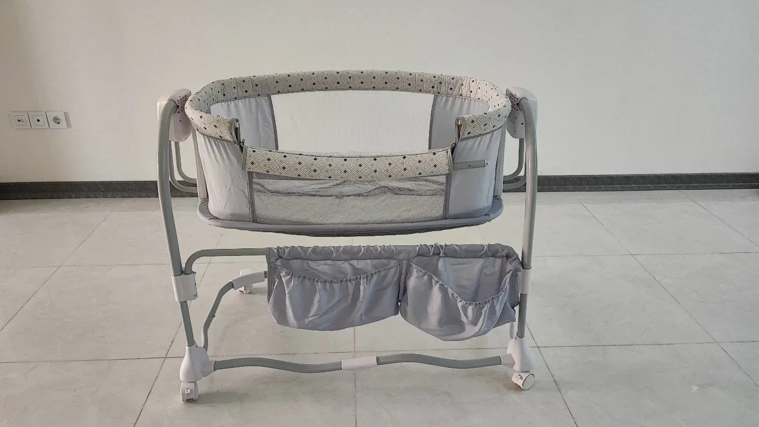 گهواره برقی و تخت کنار مادر ماستلا|تخت و صندلی بچه|شیراز, شهرک والفجر|دیوار