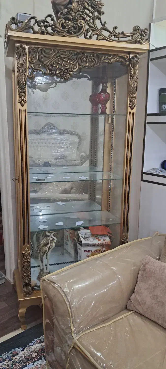 بوفه چوبی با پشتی آینه و قفسه های شیشه ای|بوفه، ویترین، کنسول|اهواز, زیباشهر|دیوار
