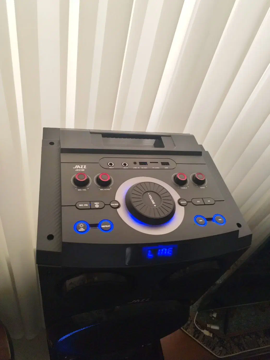 باند های جاز با میکروفن|سیستم صوتی خانگی|میانه, |دیوار