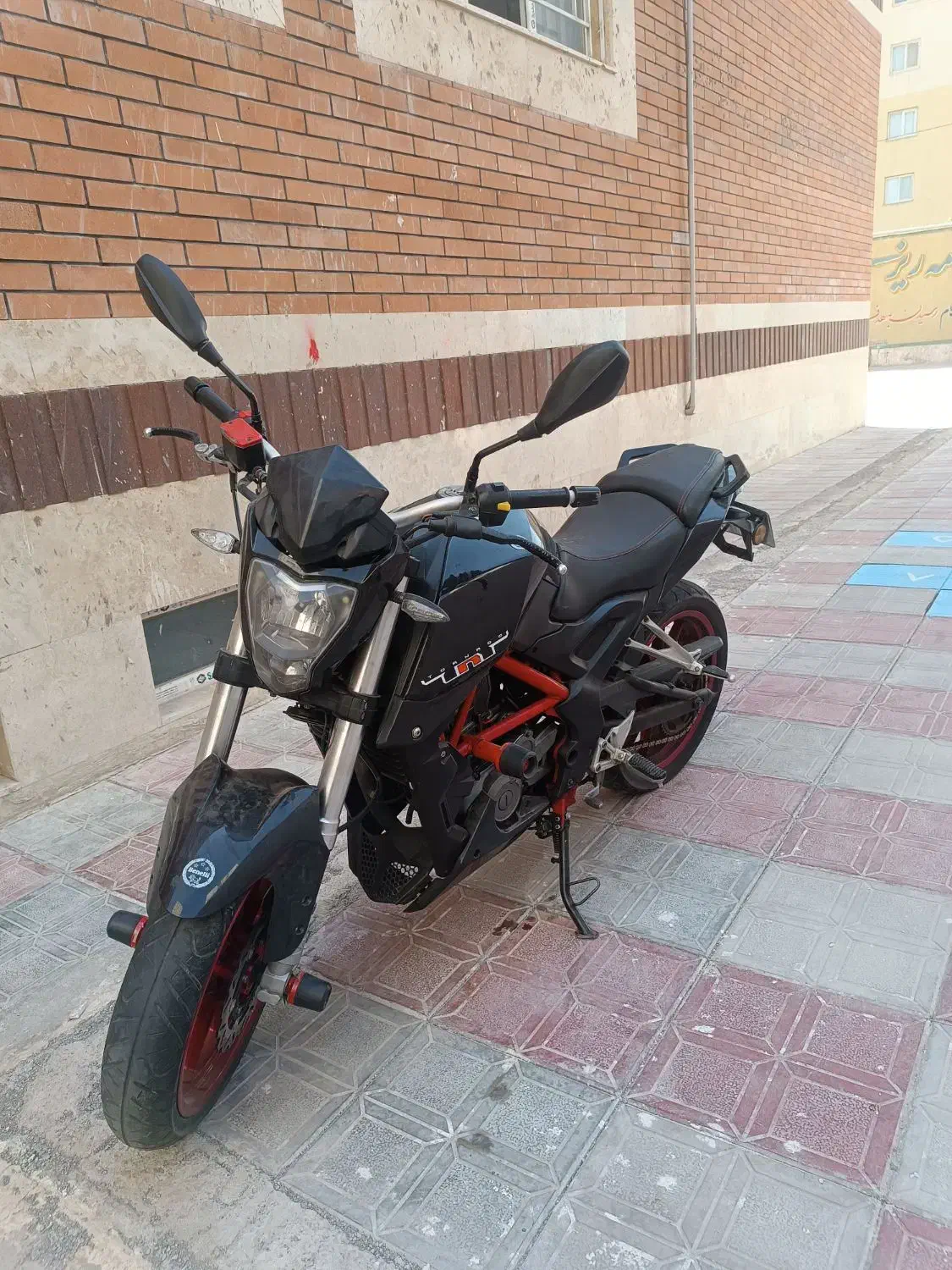 بنلی تک ۲۵۰|موتورسیکلت|پرند, فاز ۶|دیوار