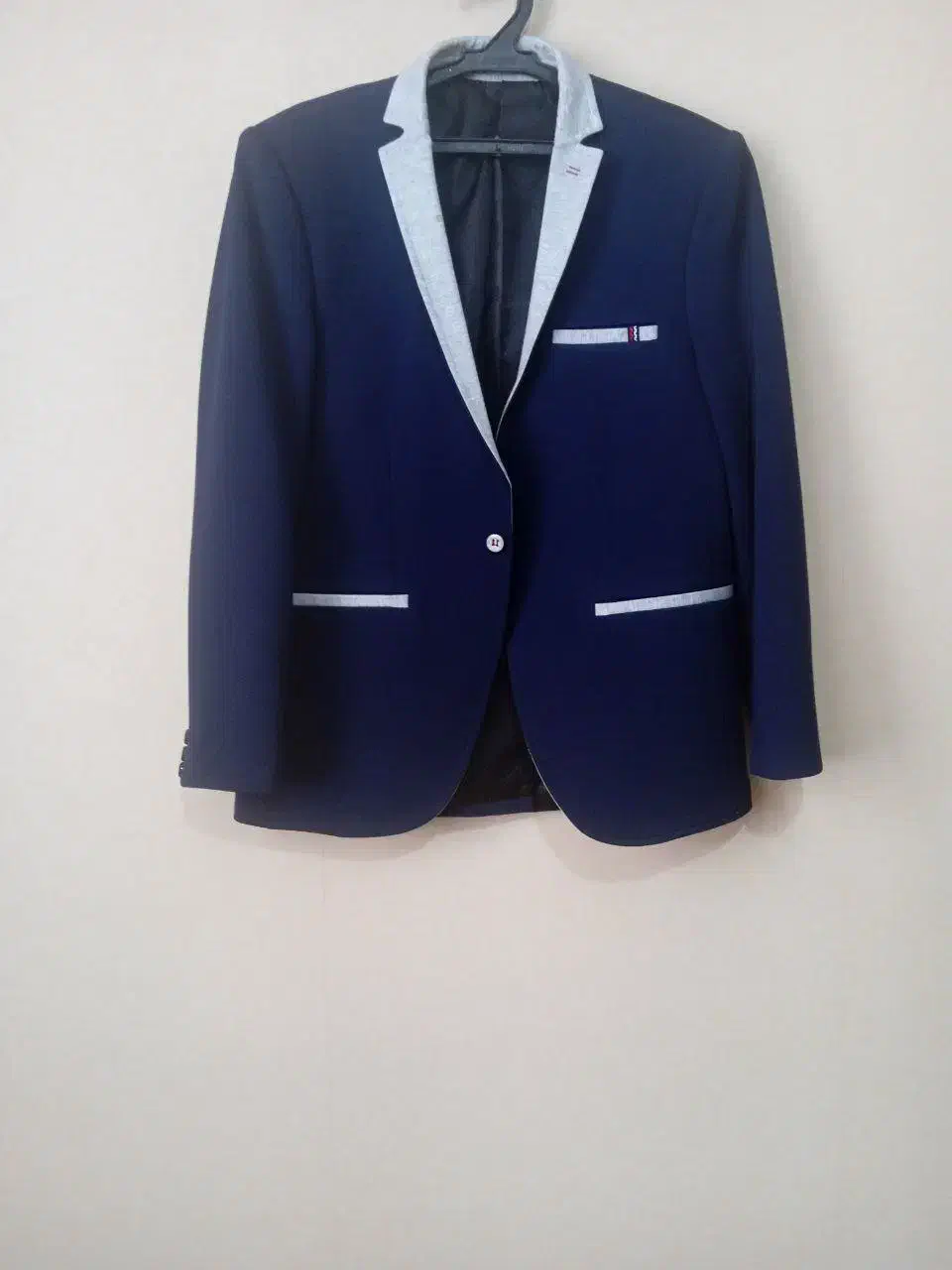 تعدادی لباس نو یکبار پوشیده شده|لباس|رودهن, |دیوار