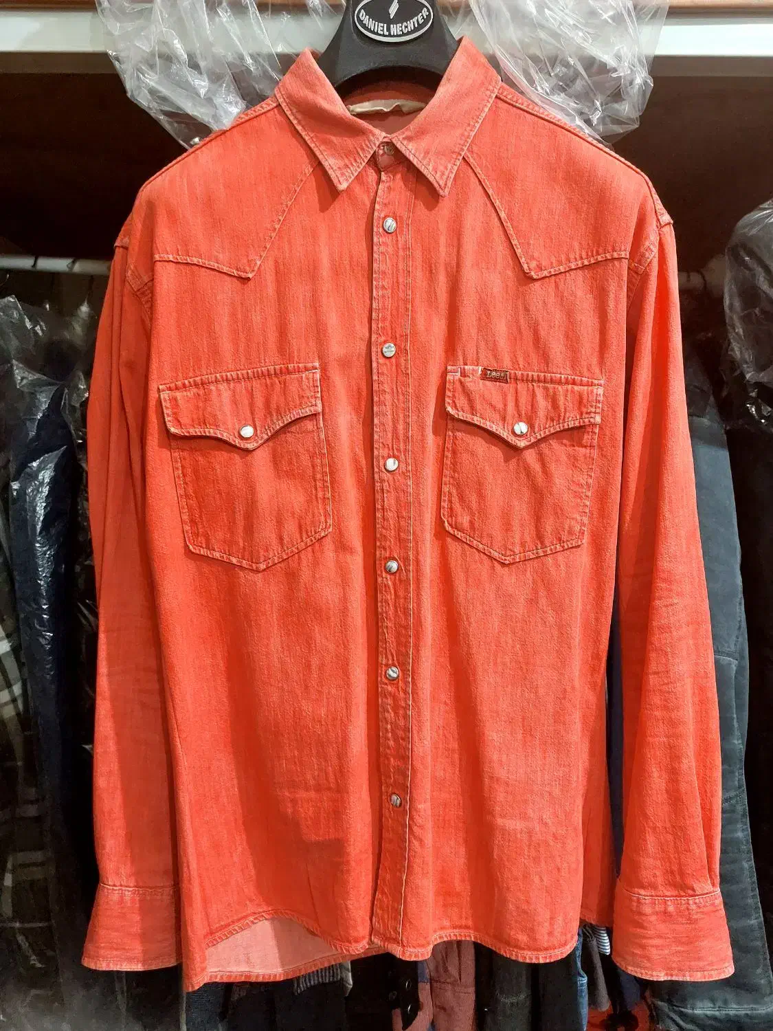 اورکت امریکایی و پیراهن مردانه|لباس|صدرا-فارس, فاز ۱|دیوار