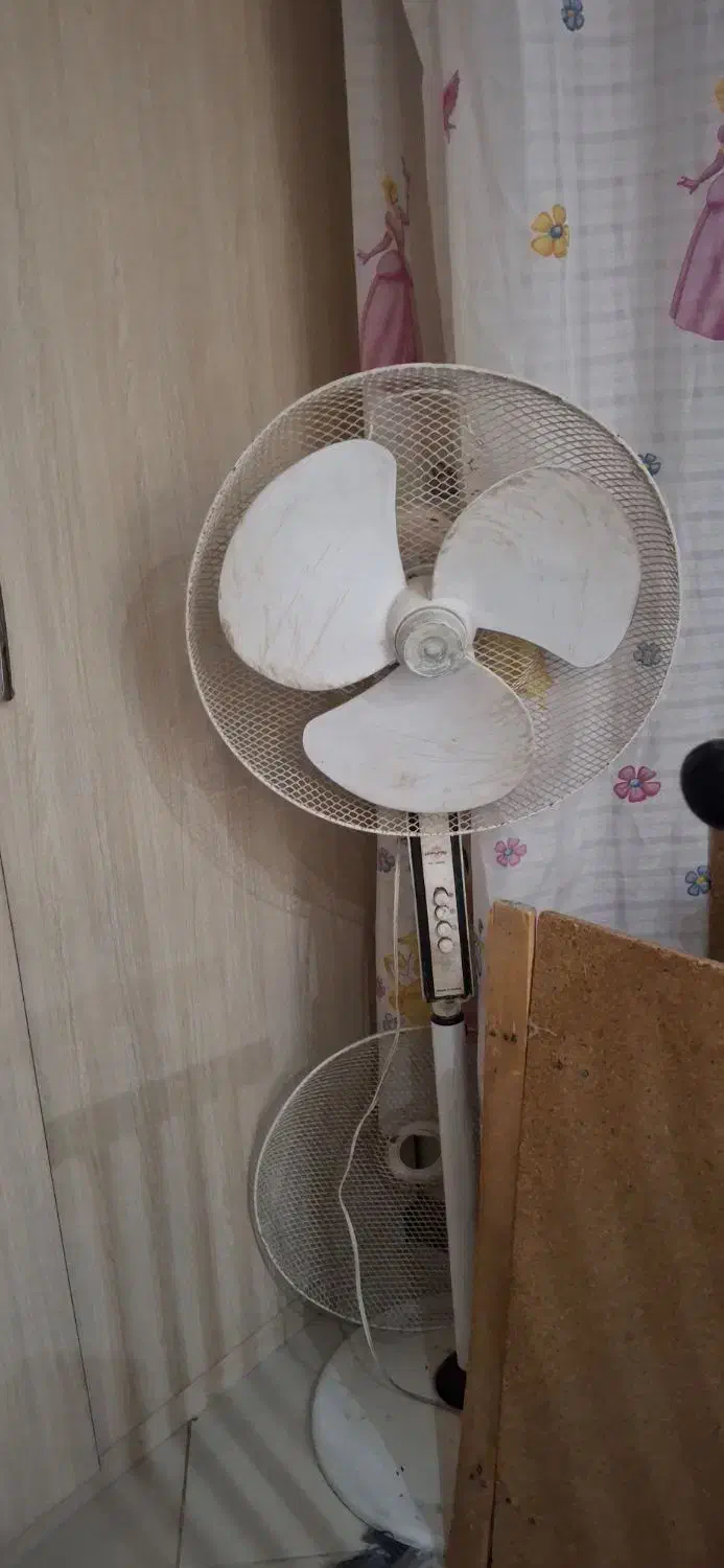 کفی تخت چوبی و صندلی و پنکه|تخت و سرویس خواب|نیشابور, پاستور|دیوار