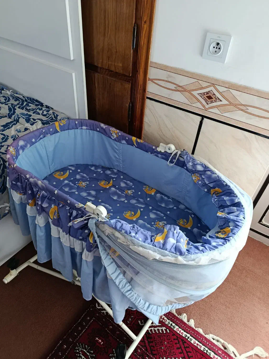 گهواره و تخت نوزاد|تخت و صندلی بچه|سیمین شهر, |دیوار