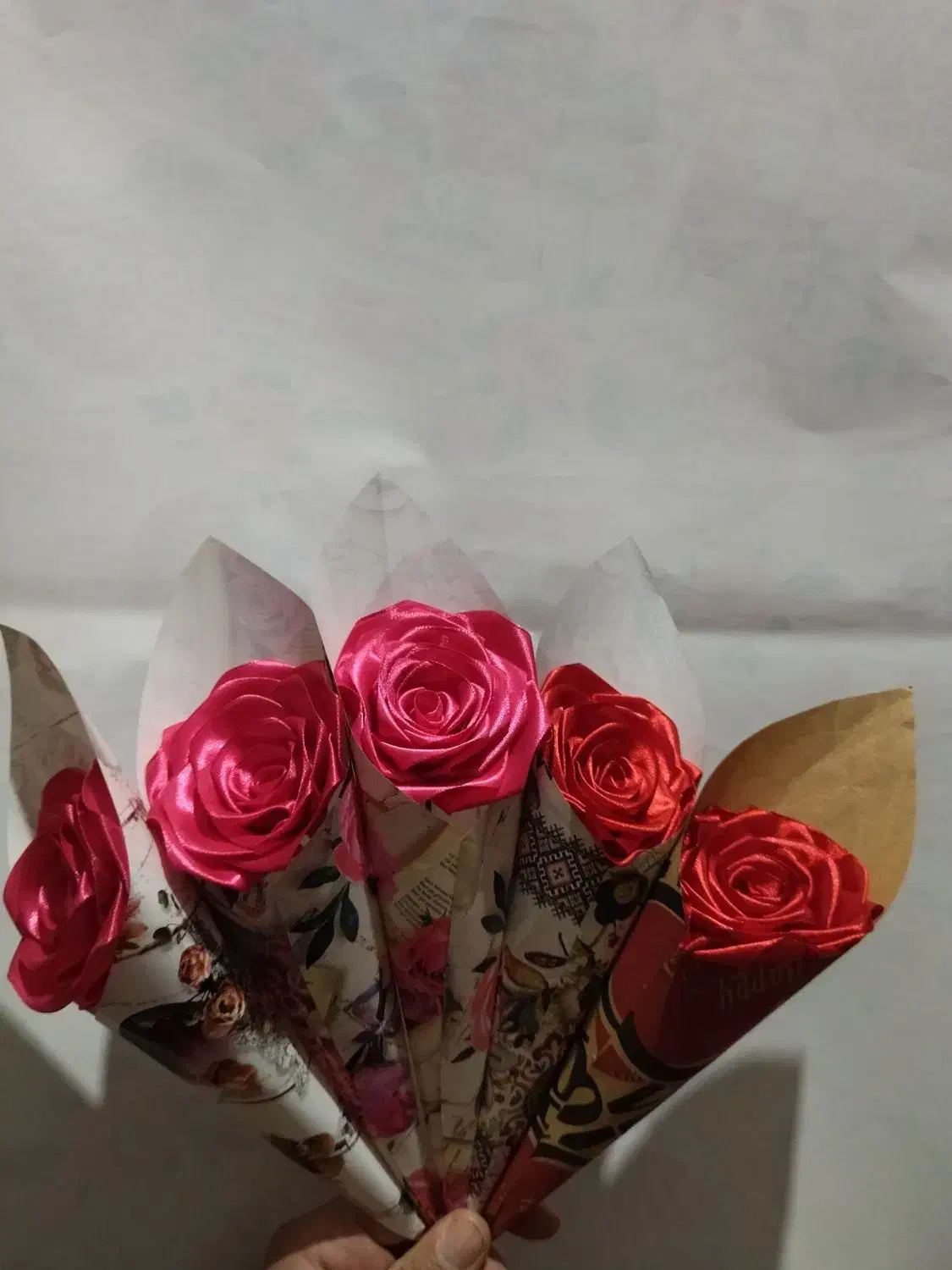 شاخه گل روز (زن)|گل مصنوعی|بروجرد, |دیوار