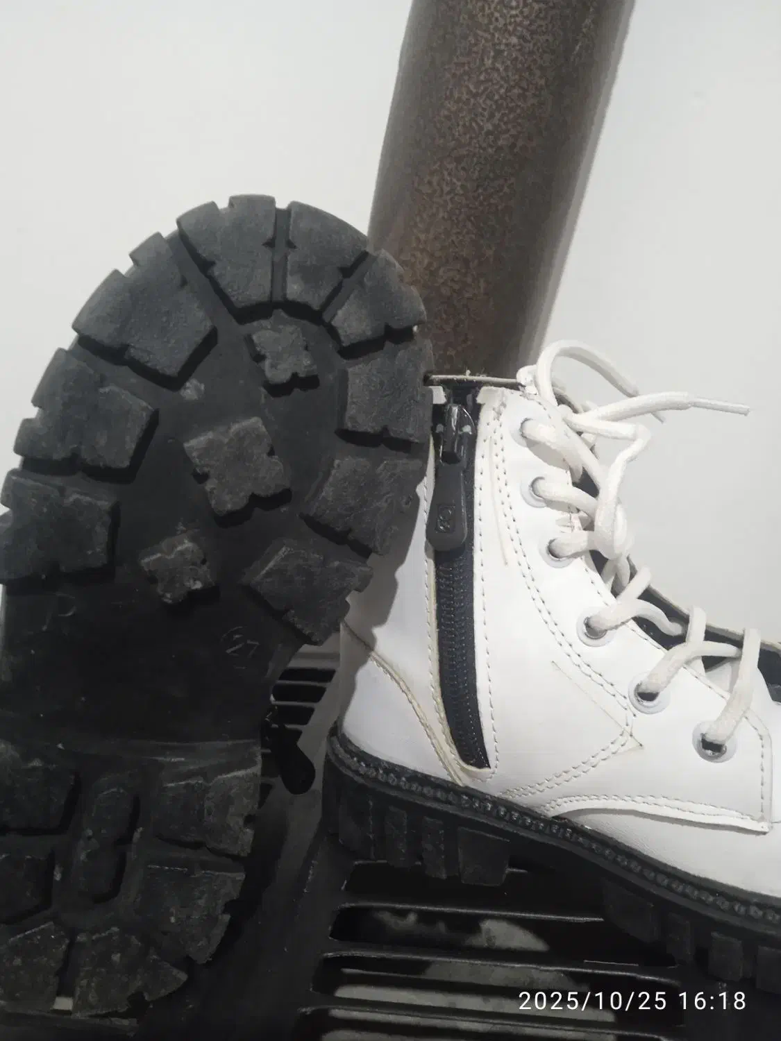 کفش کتون بسیار نو|کیف، کفش، کمربند|تایباد, |دیوار