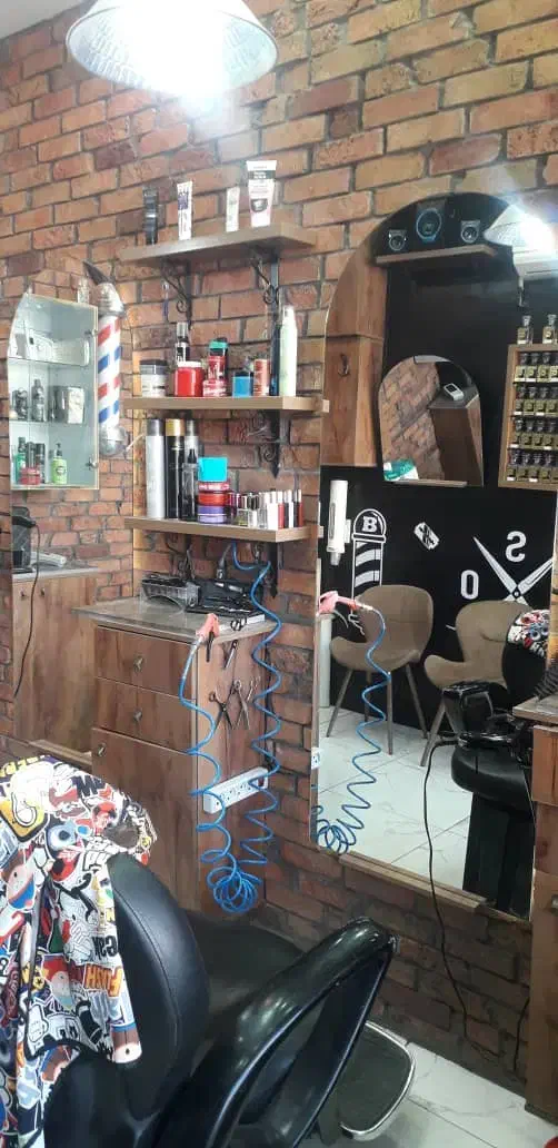 صندلی آرایشگاه. اینه . میز. آبسرد کن . تلوزیون|آرایشگاه و سالنهای زیبایی|قم, بنیاد|دیوار