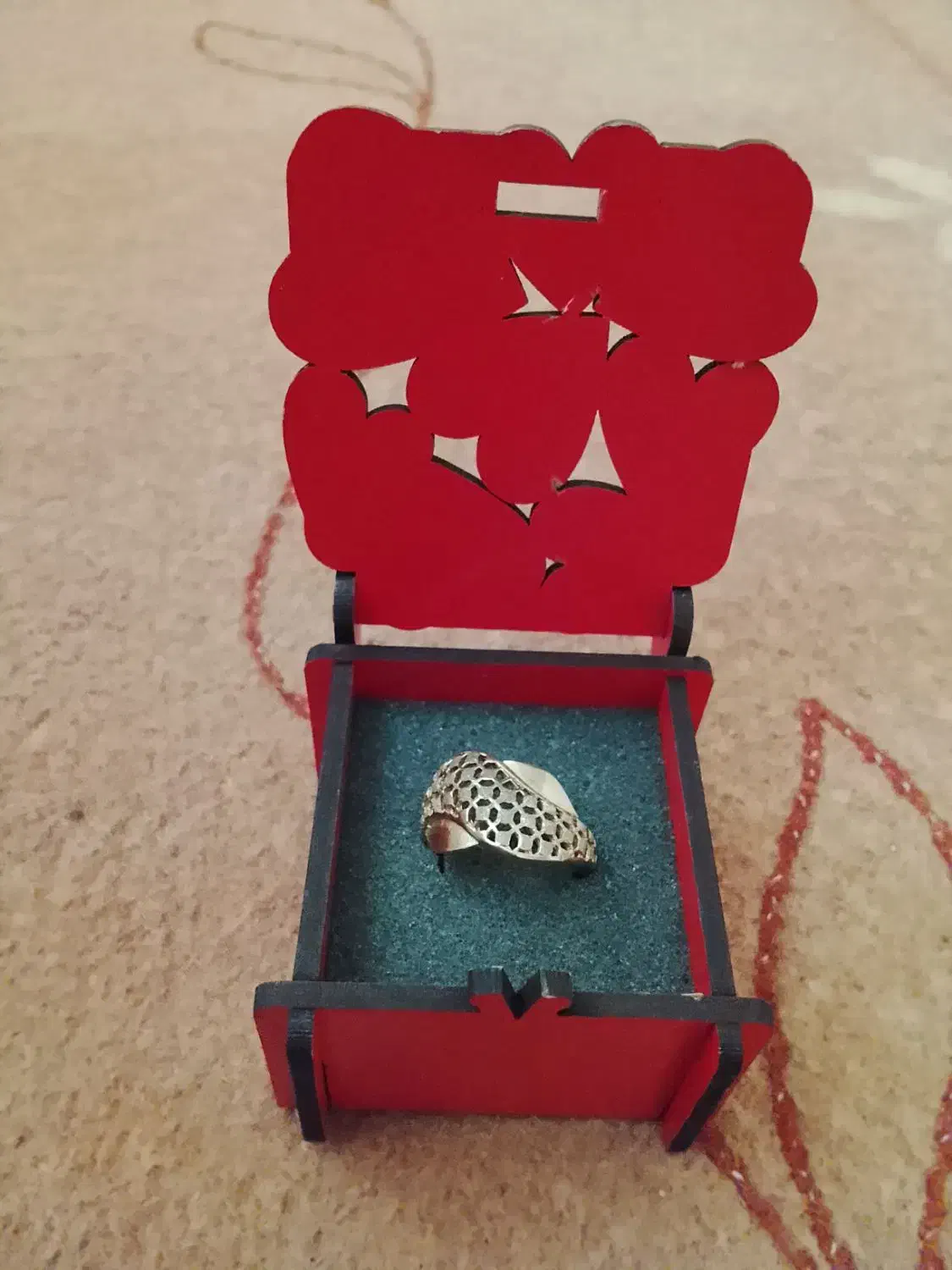 انگشتر با جعبه|بدلیجات|شاهینشهر, عطار|دیوار