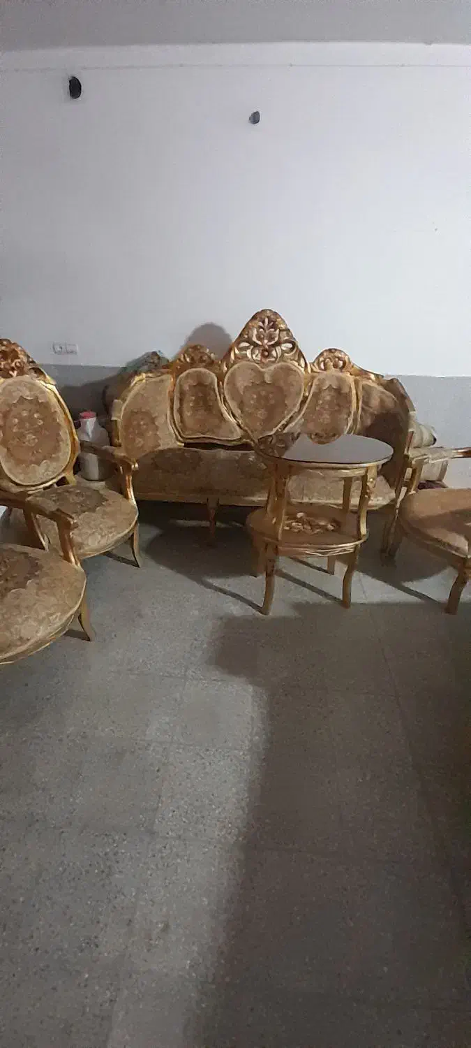 یک دست مبل سلطنتی سالم به ضمانت میدیم قیمت۴میلیون|مبلمان خانگی و میز عسلی|بروجرد, |دیوار