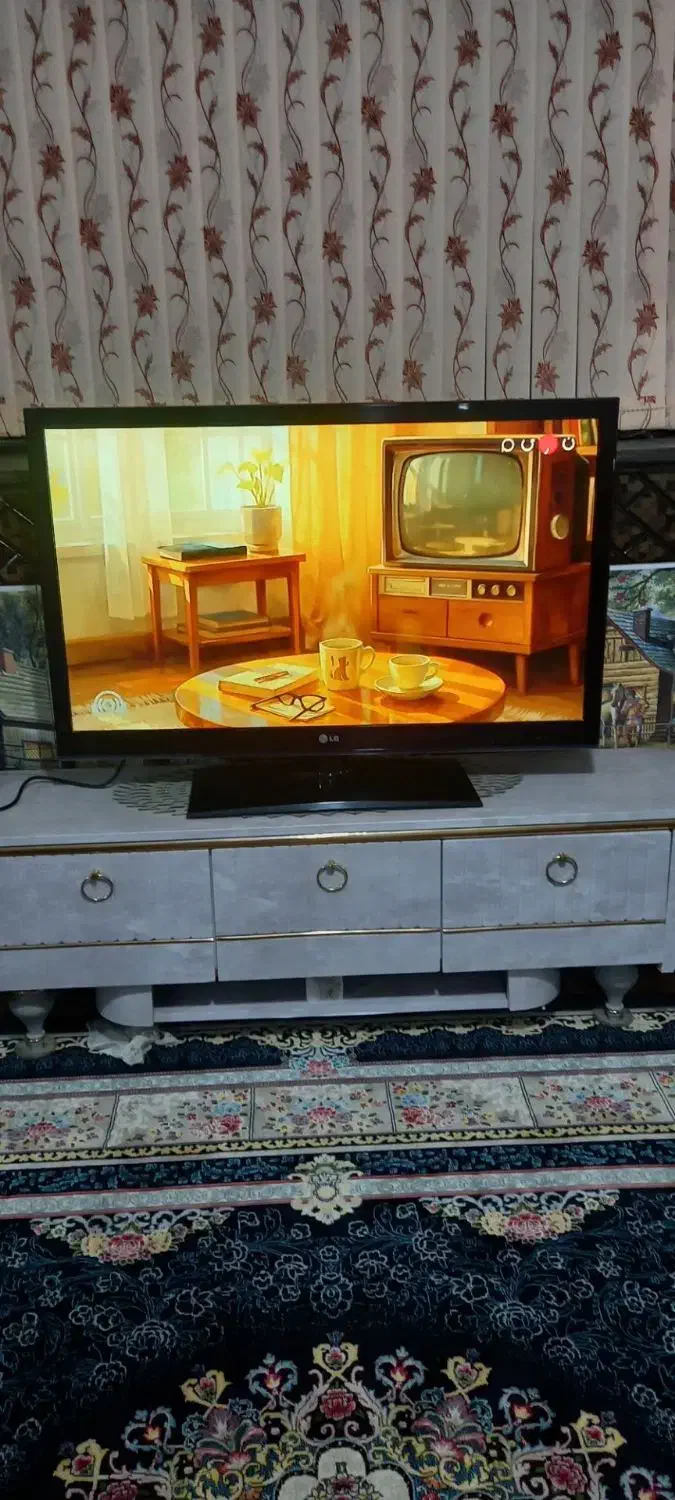 تلویزیون ۴۲|تلویزیون و پروژکتور|صحنه, |دیوار