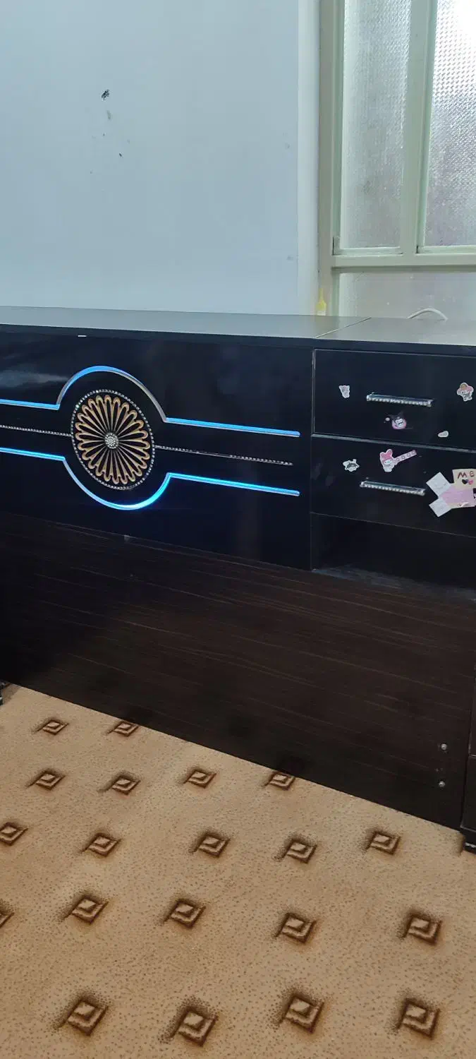 تختخواب دو نفره بهمراه میز توالت و پا تختی|تخت و سرویس خواب|رامهرمز, |دیوار