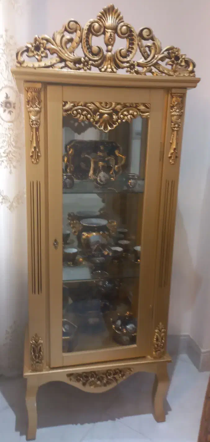 بوفه ویترین به رنگ طلایی در حد نو|بوفه، ویترین، کنسول|ساری, |دیوار