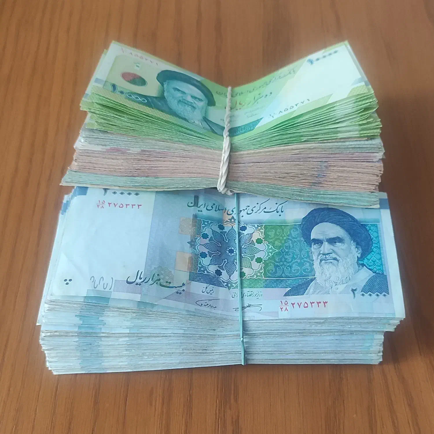 ۶۰۰ برگ اسکناس جمهوری|کلکسیون سکه، تمبر، اسکناس|اراک, |دیوار