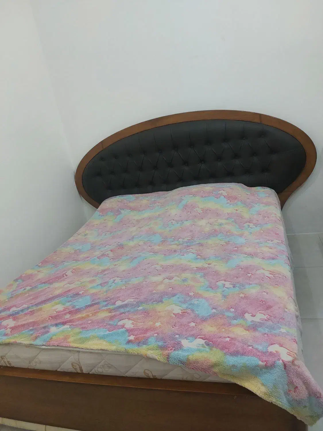 تخت و آینه ومیز لوازم آرایشی|تخت و سرویس خواب|مشهد, جانباز|دیوار