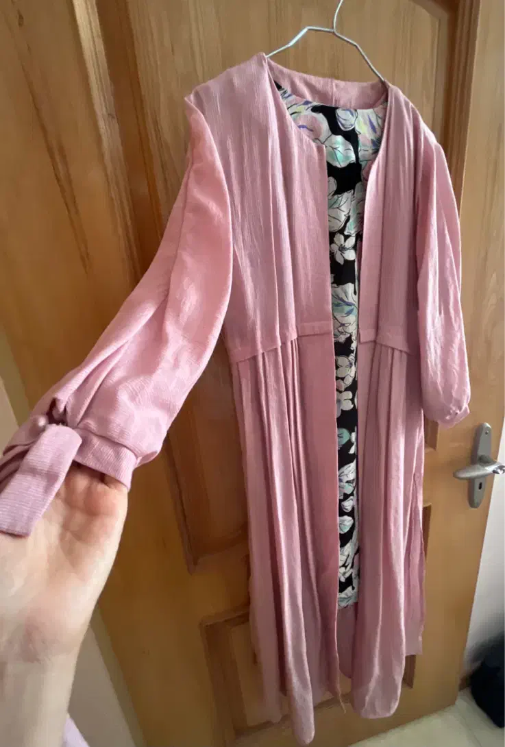 تعدادی لباس زنانه|لباس|اصفهان, رکن الدوله شرقی|دیوار