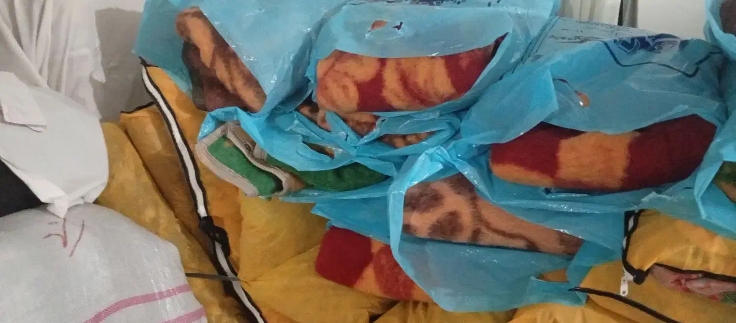 پتو مسافرتی وپشمی قدیمی|رختخواب، بالش، پتو|صحنه, |دیوار