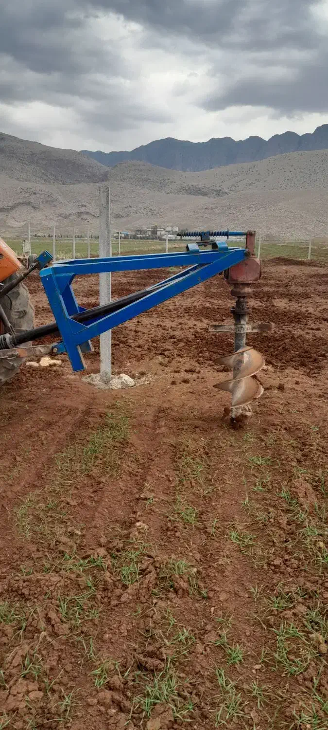 چاله کن درخت پشت تراکتور ی|خدمات باغبانی و درختکاری|خرمآباد, |دیوار