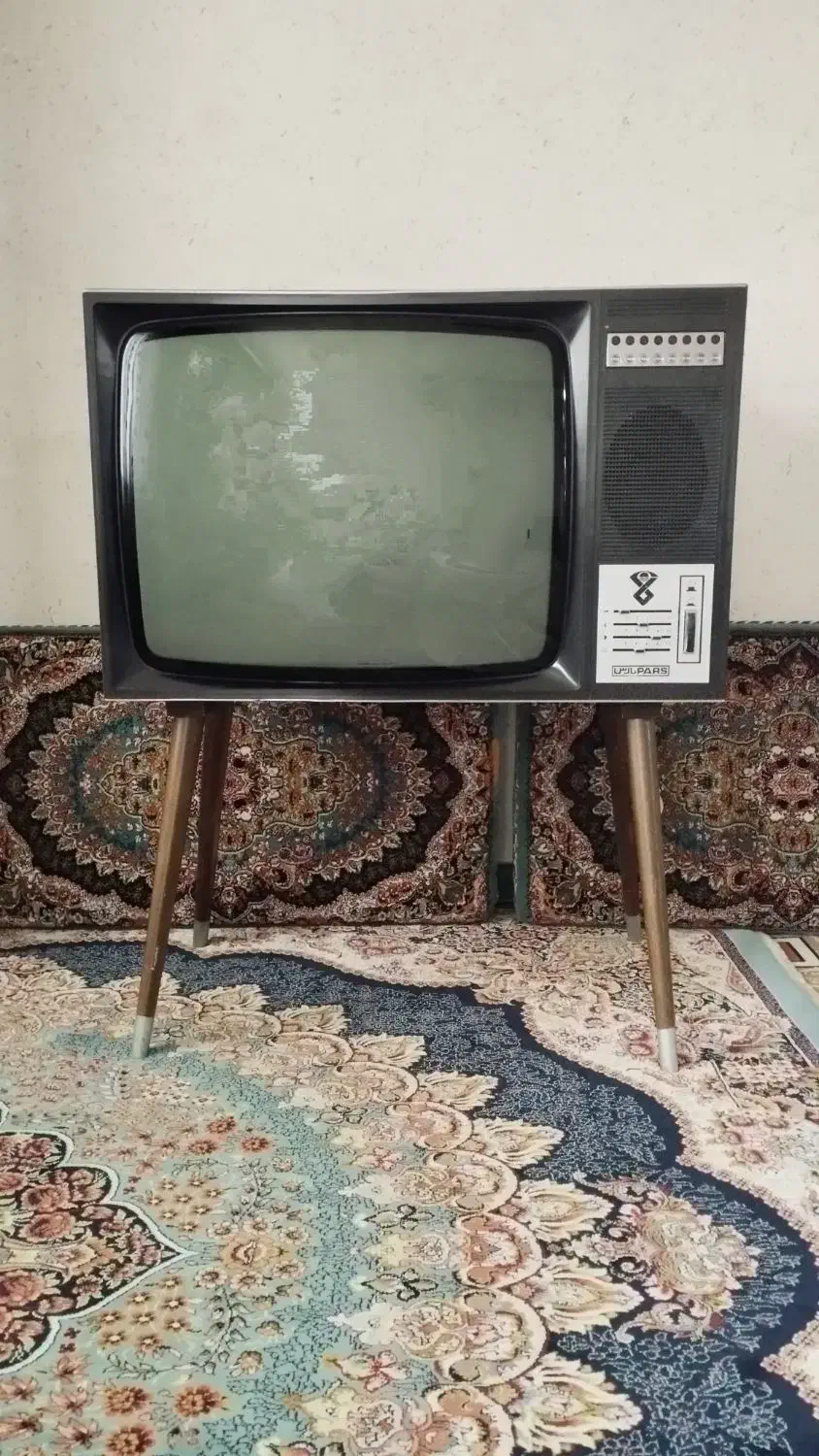 تلویزیون مبله چوبی بزرگ عتیقه وقدیمی|کلکسیون اشیاء عتیقه|سقز, |دیوار