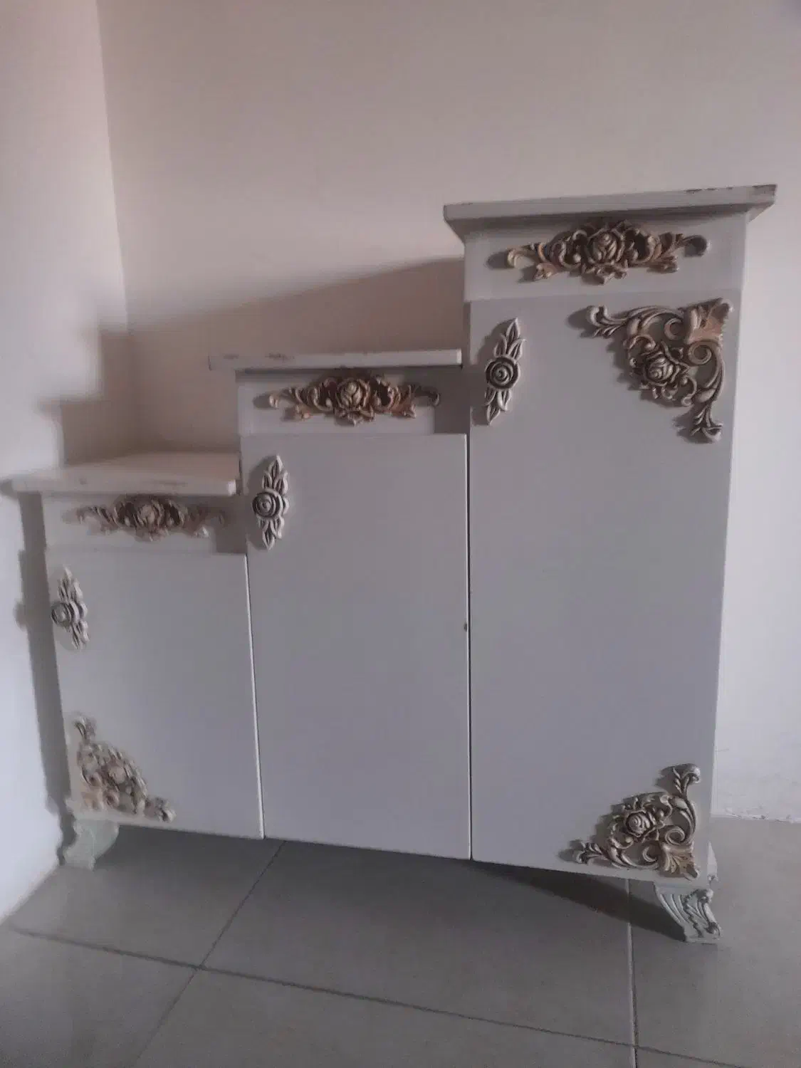 جاکفشی|جاکفشی، کمد، دراور|گلبهار, شهر جدید گلبهار|دیوار