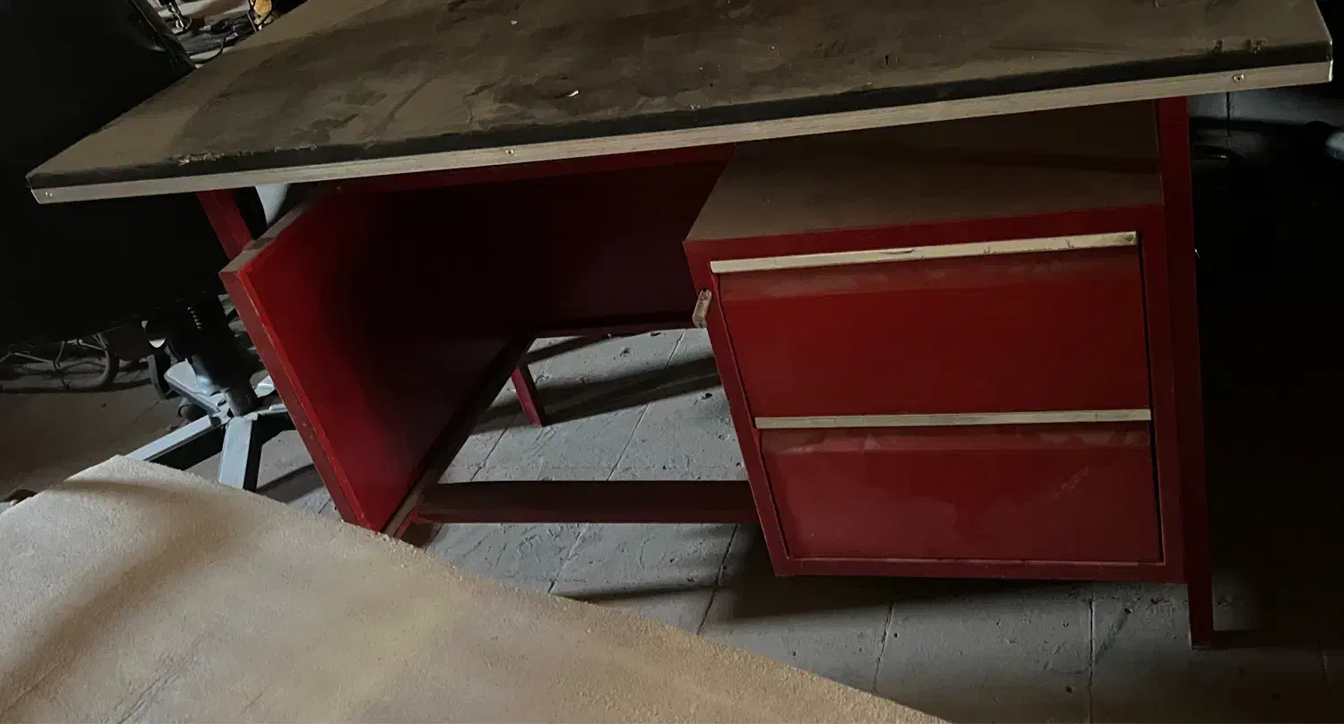 میز تحریر فلزی محکم و قدیمی و بسیار تمیز و سالم|میز تحریر و کامپیوتر|سبزوار, کاشفی شمالی (دادگستری)|دیوار