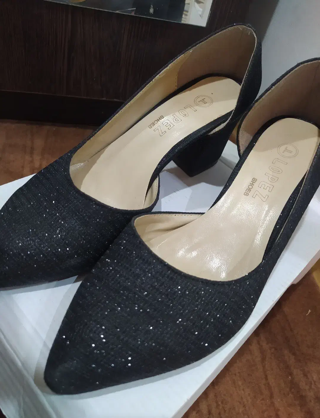 کیف و کفش مجلسی|کیف، کفش، کمربند|کاشان, کوشک صفی|دیوار