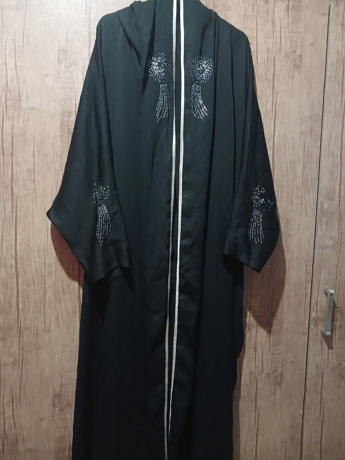 چادر زیپ دار|لباس|رشت, هلال احمر|دیوار