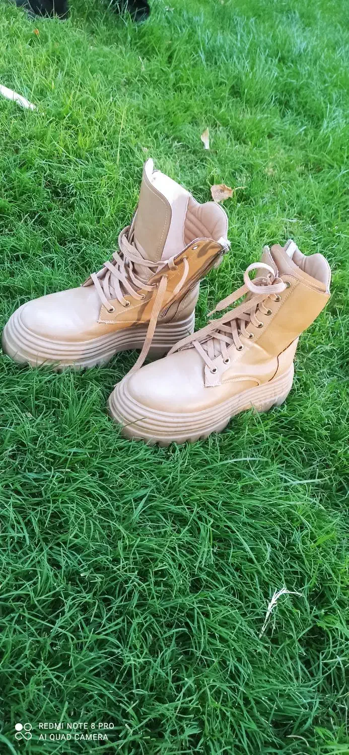 کفش|کیف، کفش، کمربند|باغ بهادران, |دیوار