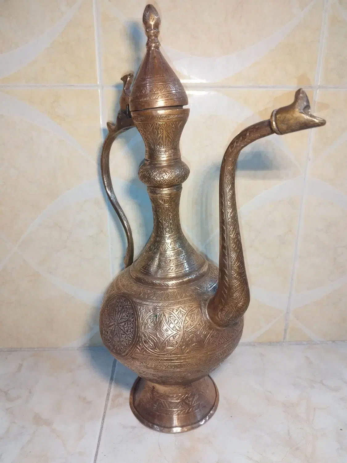 آفتابه مسی قدیمی|کلکسیون اشیاء عتیقه|زاهدان, |دیوار