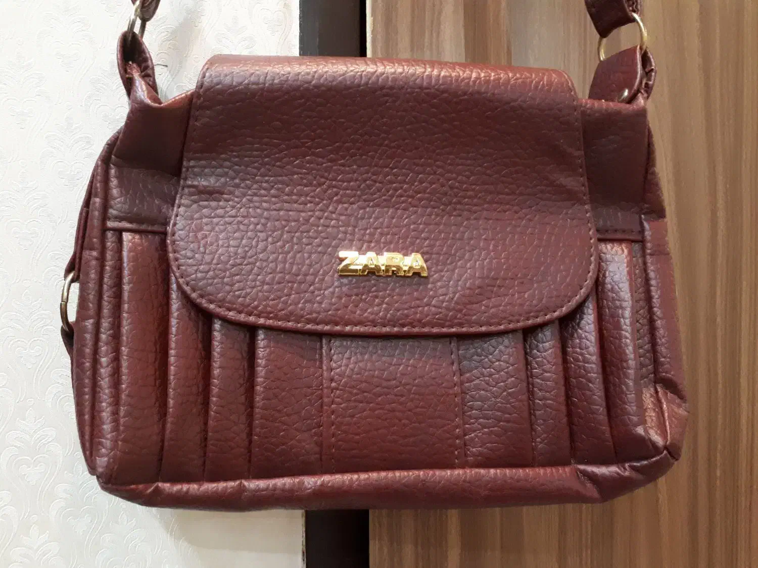 کیف زرشکی|کیف، کفش، کمربند|قم, قلعه یزدیها|دیوار