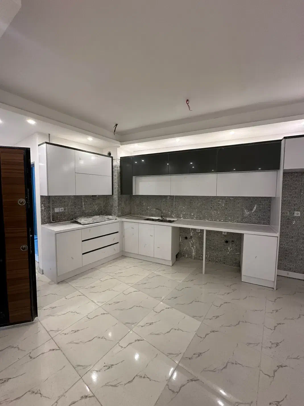 خیابان قیام ۹۷متر مدرن فول امکانات دسترسی عالی|فروش آپارتمان|لاهیجان, قیام|دیوار