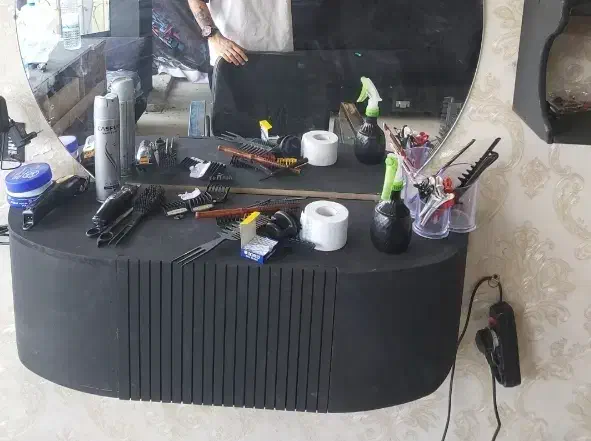 دوتا میز گرد با کشو|آرایشگاه و سالنهای زیبایی|مسجد سلیمان, |دیوار